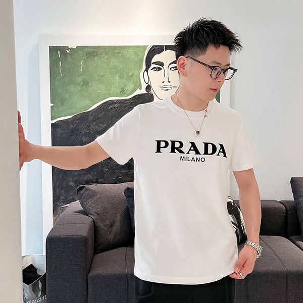 プラダ ロゴ半袖Tシャツ スーパーコピー pug52384